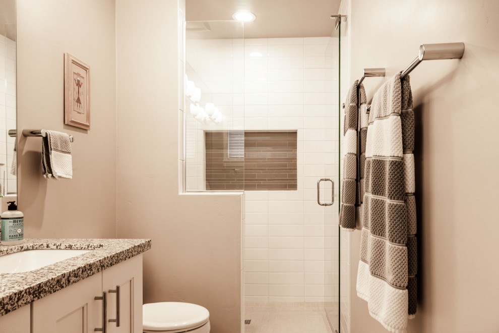 Idee per una grande stanza da bagno tradizionale con ante in stile shaker, ante bianche, pavimento in legno massello medio e pavimento rosso