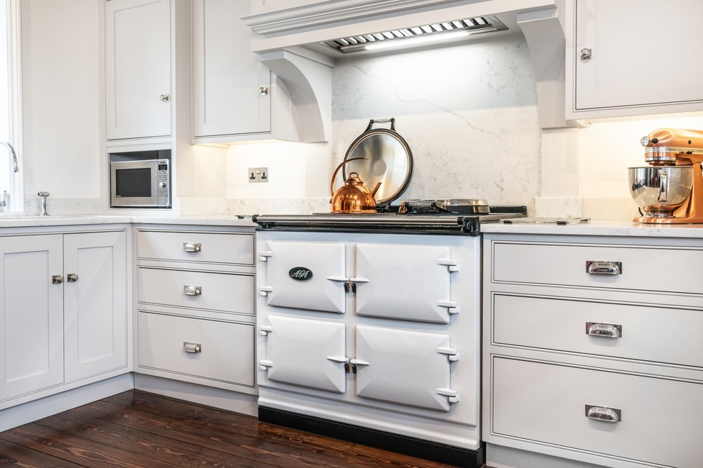 Ejemplo de cocina clásica renovada pequeña con armarios con paneles empotrados, puertas de armario blancas, encimera de cuarcita, salpicadero blanco, salpicadero de mármol y encimeras blancas