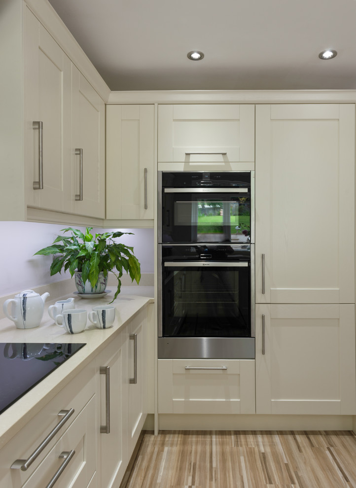 Ejemplo de cocina minimalista grande con armarios estilo shaker, puertas de armario beige, encimera de granito, salpicadero beige y encimeras beige