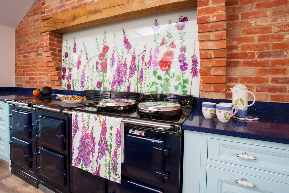 Foto di una cucina country con paraspruzzi multicolore e paraspruzzi con lastra di vetro
