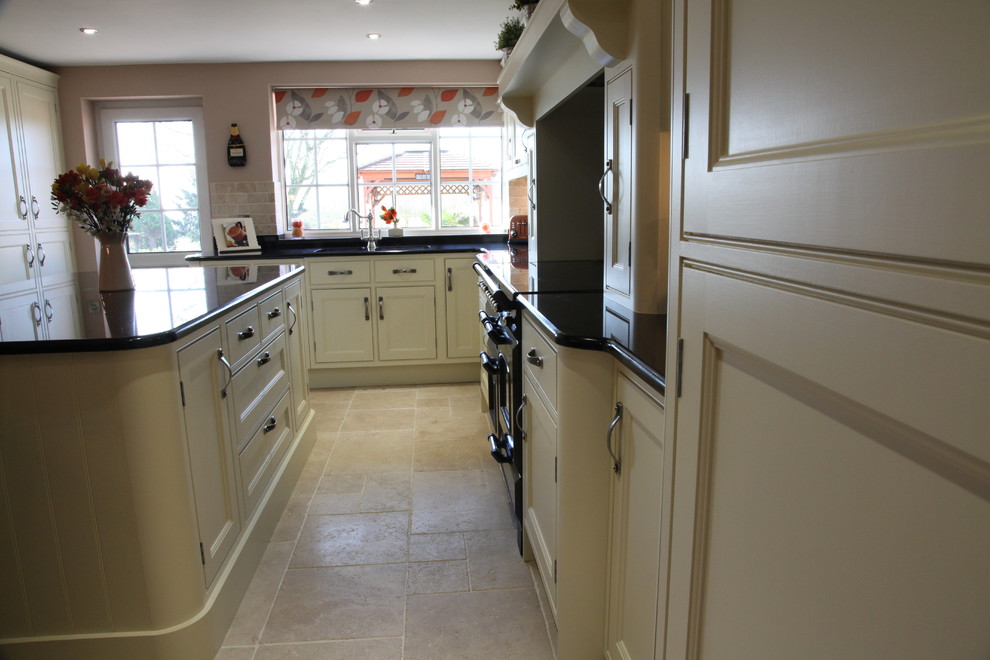 Bespoke handpainted kitchen in Farrow and Ball paints Clásico