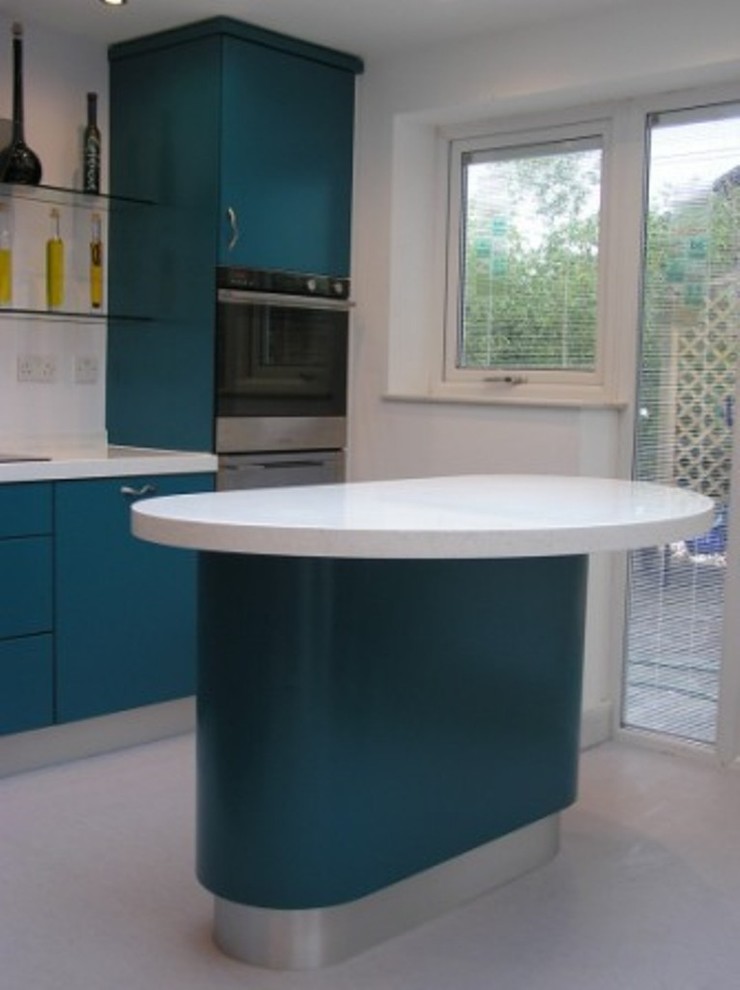 Immagine di un cucina con isola centrale minimalista con ante lisce, ante turchesi, top in superficie solida, paraspruzzi con lastra di vetro, lavello sottopiano e pavimento in linoleum