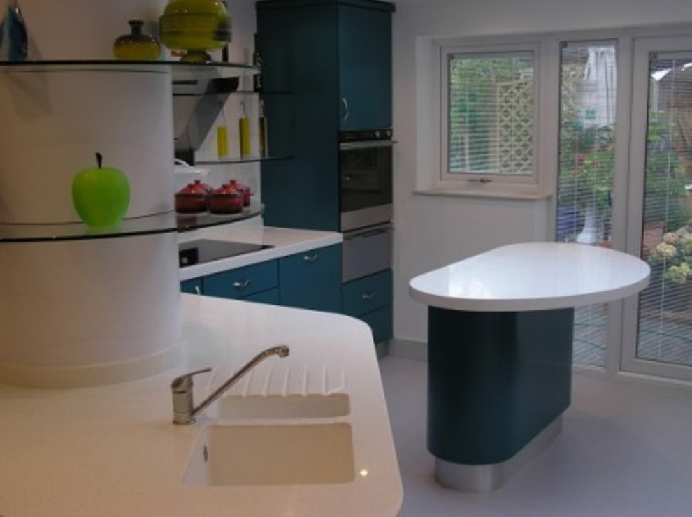 Esempio di un cucina con isola centrale minimalista con ante lisce, ante turchesi, top in superficie solida, paraspruzzi con lastra di vetro, lavello sottopiano e pavimento in linoleum