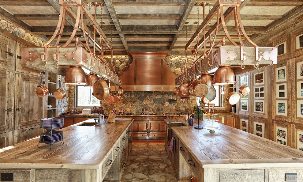 Exempel på ett stort rustikt kök, med skåp i mellenmörkt trä, flera köksöar, träbänkskiva, flerfärgad stänkskydd, mellanmörkt trägolv, en rustik diskho, luckor med infälld panel och stänkskydd i stenkakel