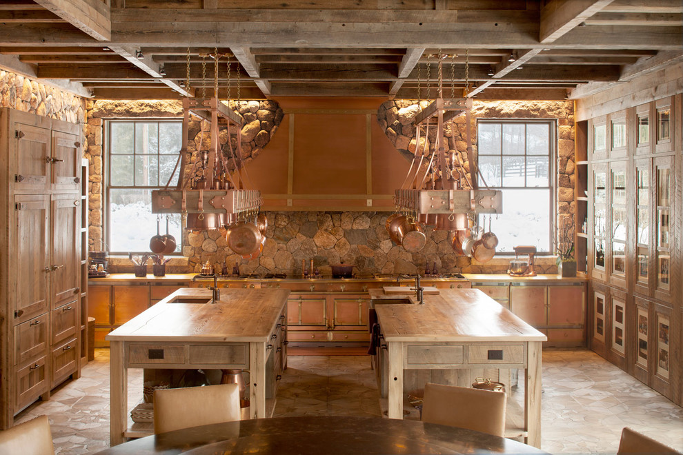 Foto på ett rustikt kök, med skåp i mellenmörkt trä, flera köksöar, en undermonterad diskho, luckor med glaspanel, träbänkskiva, flerfärgad stänkskydd och ljust trägolv