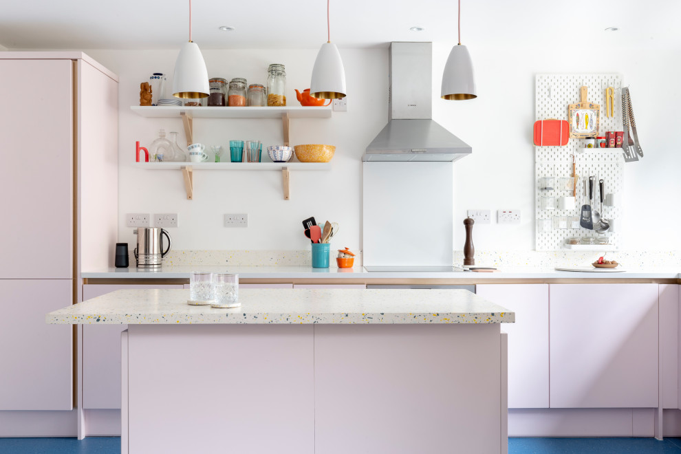Modelo de cocina escandinava con armarios con paneles lisos, encimera de terrazo, salpicadero blanco, una isla, suelo azul y encimeras multicolor