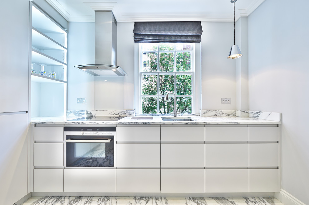 Стильный дизайн: угловая кухня среднего размера в современном стиле с мраморной столешницей - последний тренд