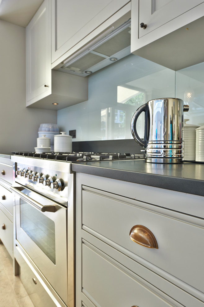 Einzeilige, Mittelgroße Moderne Küche mit Quarzwerkstein-Arbeitsplatte und Kücheninsel in Surrey