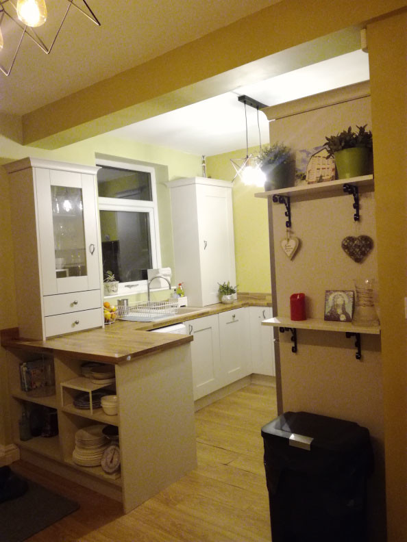 Foto de cocina comedor de estilo de casa de campo pequeña con puertas de armario blancas, encimera de madera, electrodomésticos de acero inoxidable, suelo beige y suelo de bambú