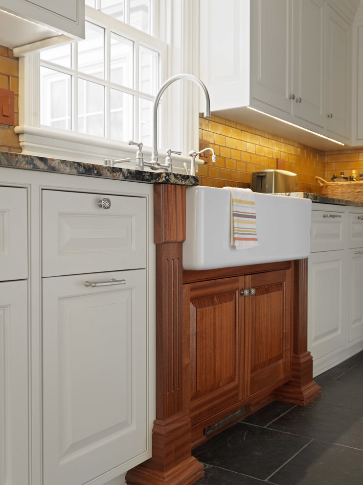 Foto på ett mycket stort funkis kök, med en rustik diskho, luckor med upphöjd panel, vita skåp, marmorbänkskiva, gult stänkskydd, stänkskydd i keramik, rostfria vitvaror, skiffergolv och en köksö