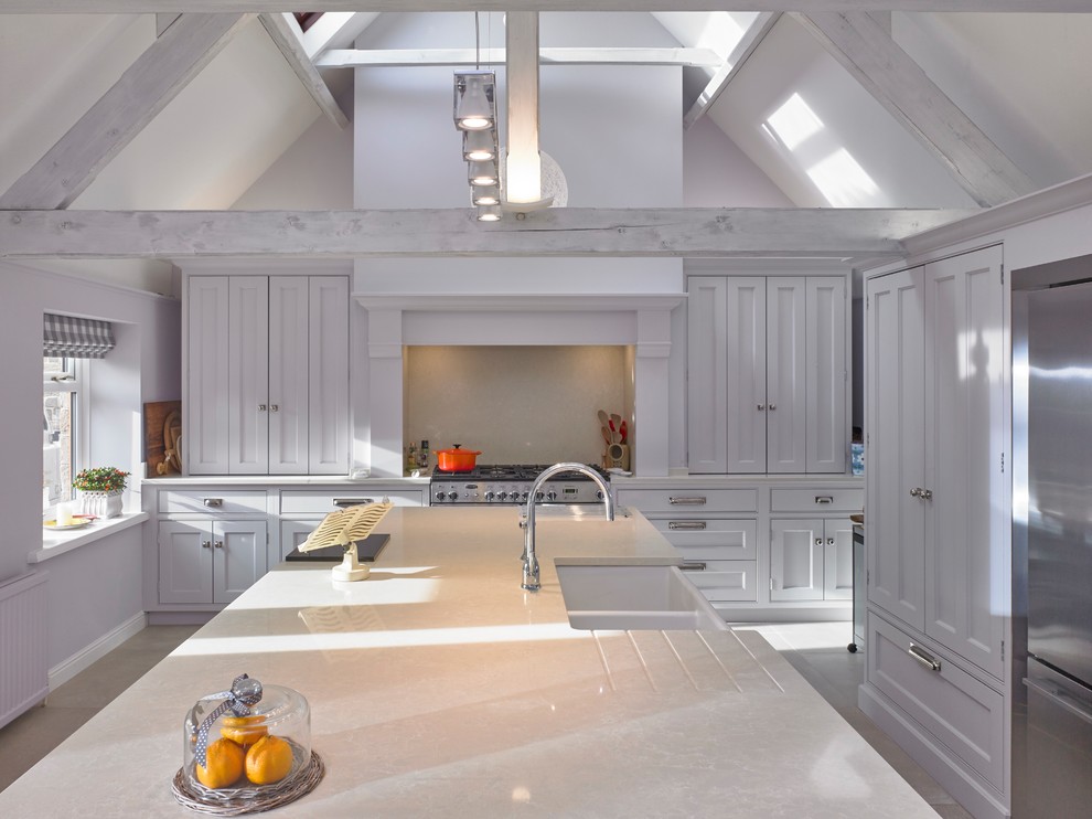 Exempel på ett stort klassiskt beige linjärt beige kök och matrum, med en rustik diskho, luckor med infälld panel, lila skåp, bänkskiva i kvartsit, beige stänkskydd, rostfria vitvaror, klinkergolv i porslin, en köksö och beiget golv