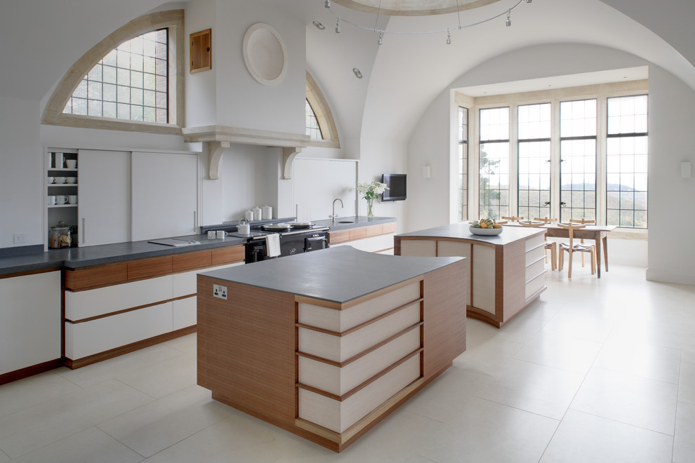 Стильный дизайн: большая угловая кухня-гостиная в стиле модернизм с фасадами цвета дерева среднего тона, гранитной столешницей и двумя и более островами - последний тренд