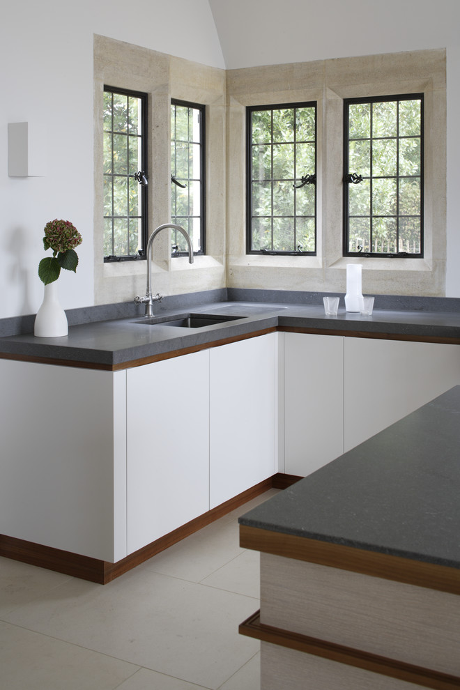 Offene, Große Moderne Küche in L-Form mit hellbraunen Holzschränken, Granit-Arbeitsplatte und zwei Kücheninseln in Surrey