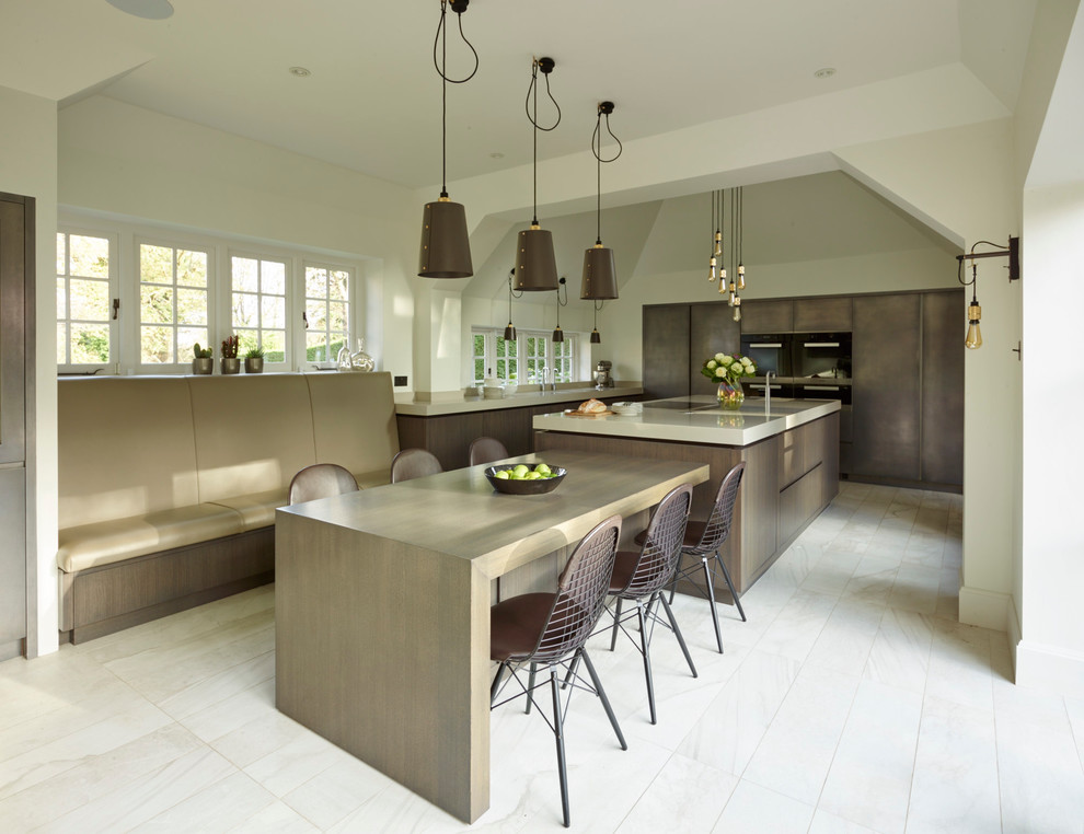 Immagine di una cucina minimal di medie dimensioni con lavello integrato, ante lisce, top in quarzite, paraspruzzi grigio, elettrodomestici neri e pavimento in pietra calcarea