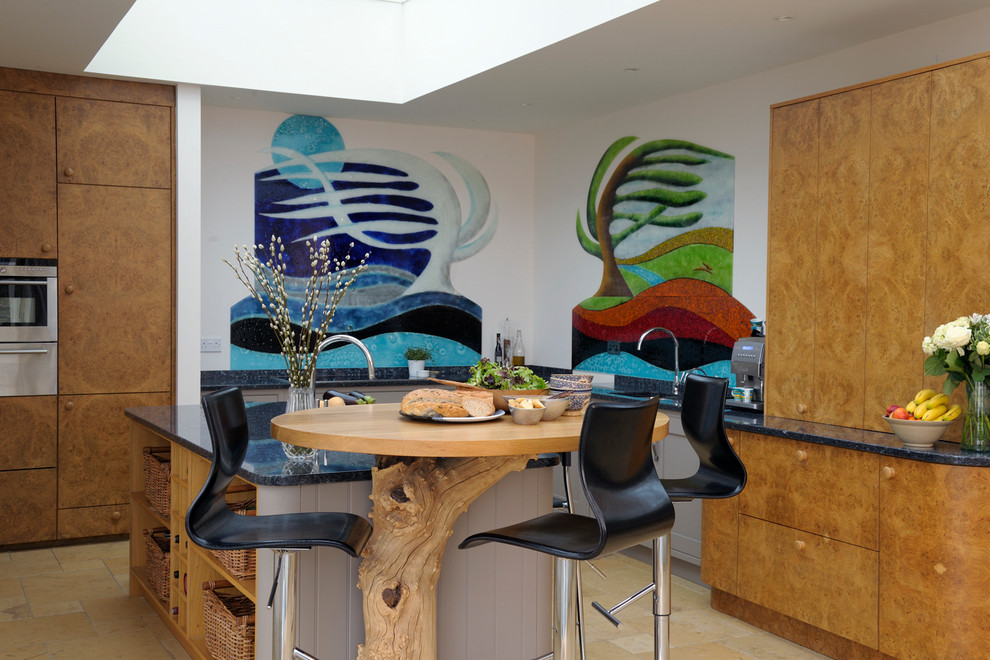 Stilmix Küche in U-Form mit flächenbündigen Schrankfronten, braunen Schränken, Küchengeräten aus Edelstahl, Terrakottaboden, Kücheninsel und orangem Boden in Cardiff