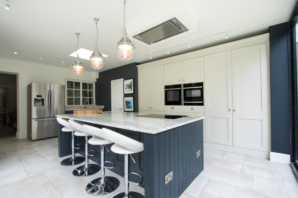 Immagine di una cucina tradizionale di medie dimensioni con lavello sottopiano, pavimento bianco, ante in stile shaker, ante blu e elettrodomestici in acciaio inossidabile