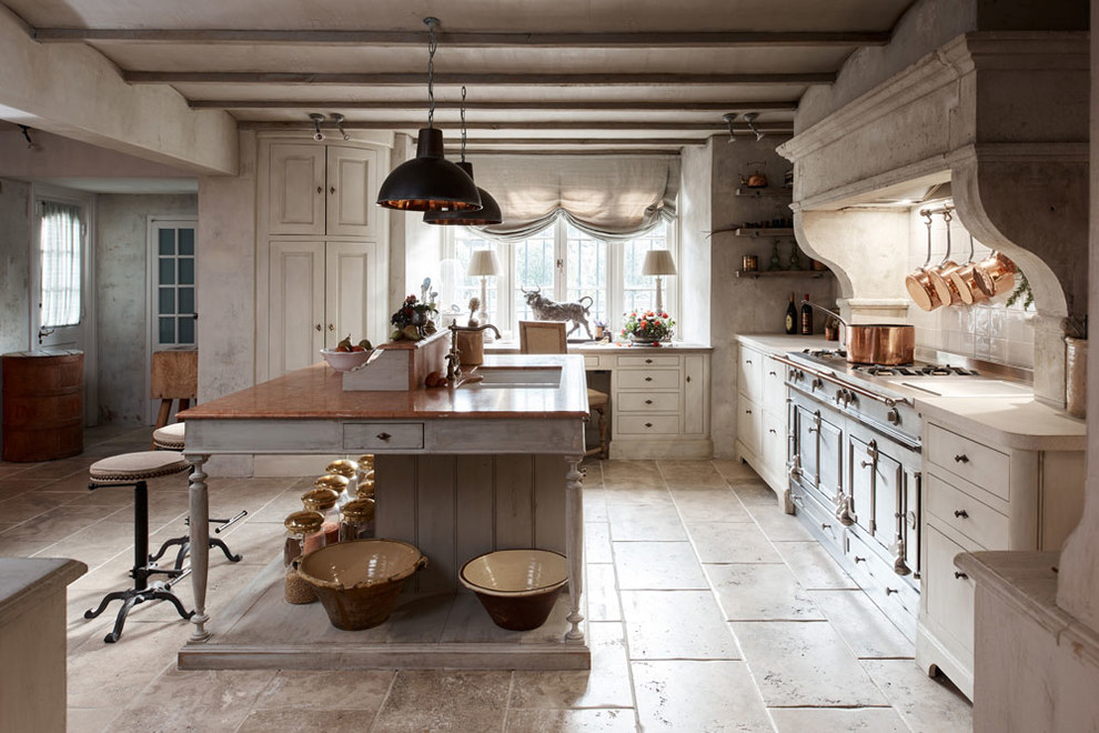 Foto di una cucina mediterranea con top in pietra calcarea, lavello a doppia vasca, ante lisce, ante bianche, paraspruzzi bianco e elettrodomestici colorati