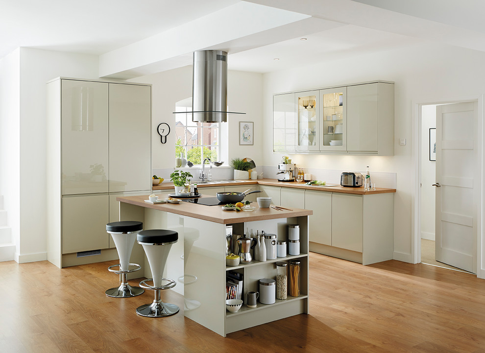 Immagine di una cucina minimal di medie dimensioni con ante in stile shaker, ante grigie, top in legno, paraspruzzi bianco e elettrodomestici da incasso