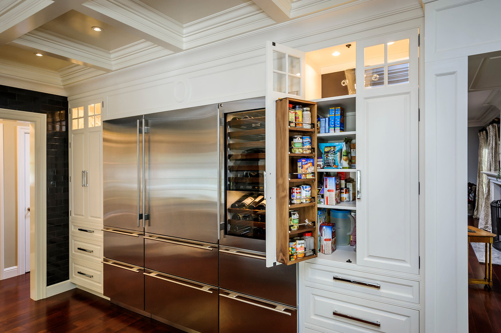 Kitchen - traditional kitchen idea in San Francisco with stainless steel appliances