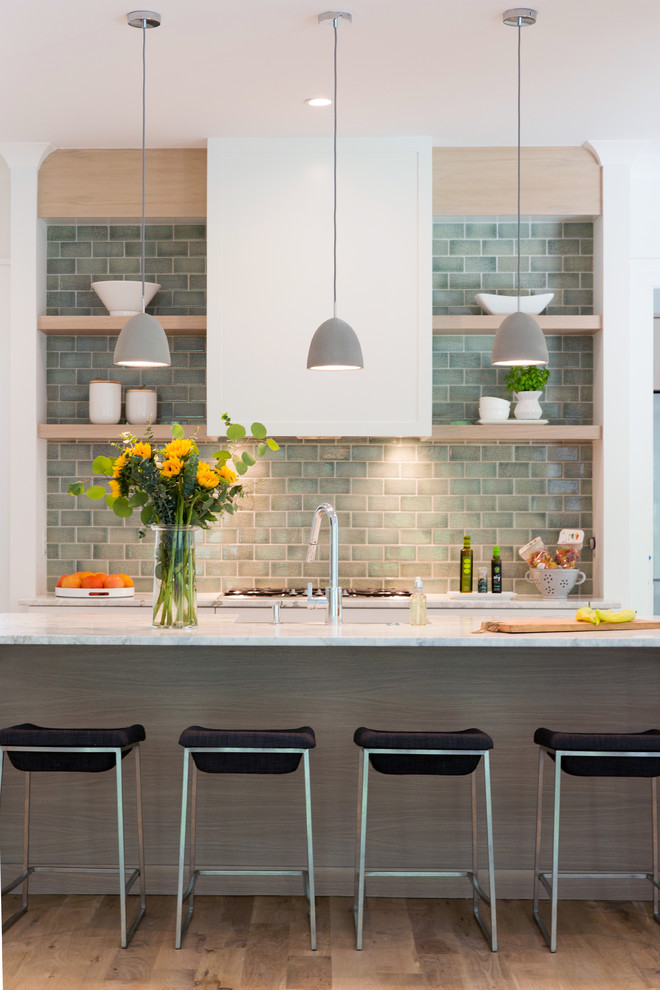 Idee per una cucina contemporanea con paraspruzzi verde, paraspruzzi con piastrelle diamantate, pavimento in legno massello medio, pavimento marrone e top bianco