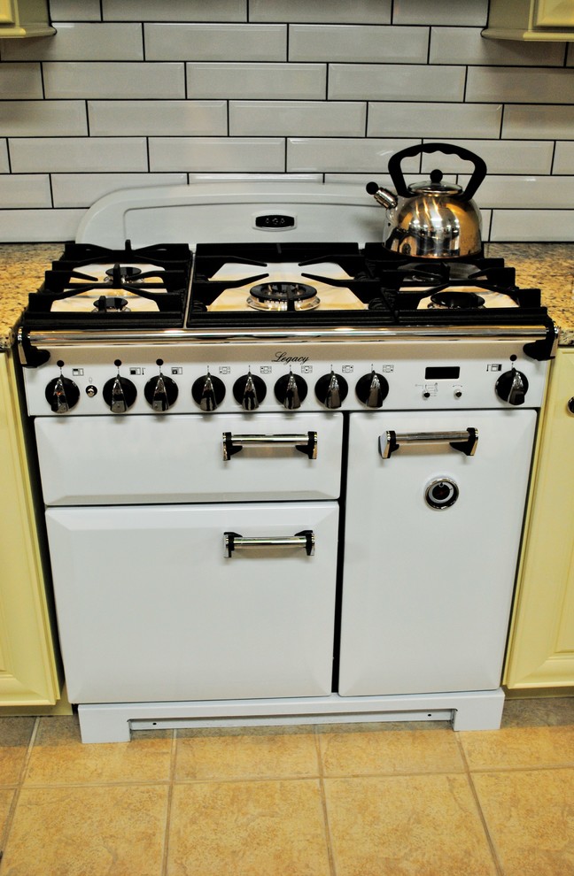 Idee per una cucina parallela classica di medie dimensioni con ante gialle, top in granito, paraspruzzi bianco e paraspruzzi con piastrelle in ceramica