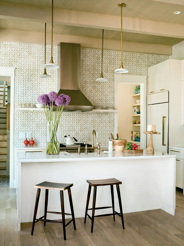 Esempio di una cucina classica con ante con riquadro incassato, ante bianche, paraspruzzi beige, elettrodomestici da incasso, pavimento in legno massello medio, pavimento marrone e top bianco