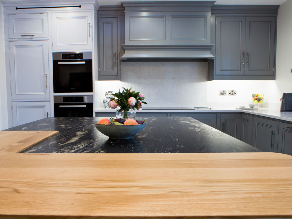 Landhaus Küche mit Granit-Arbeitsplatte und schwarzer Arbeitsplatte in London
