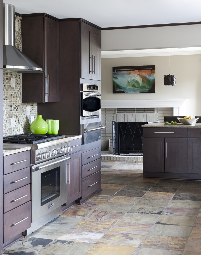 Moderne Küche mit Rückwand aus Mosaikfliesen in Little Rock
