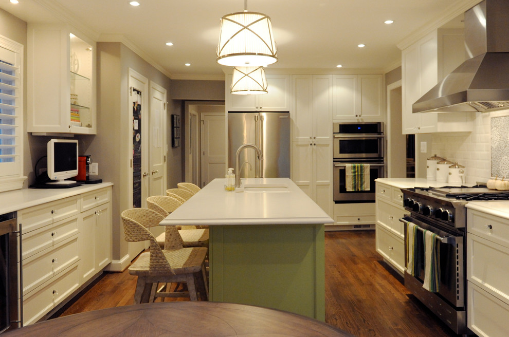 Idéer för funkis kök och matrum, med luckor med infälld panel, gröna skåp, rostfria vitvaror, mellanmörkt trägolv och en köksö