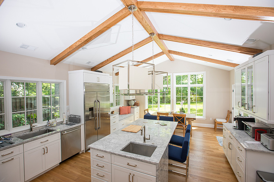 Foto på ett eklektiskt grå kök, med en undermonterad diskho, luckor med infälld panel, vita skåp, marmorbänkskiva, grått stänkskydd, stänkskydd i tunnelbanekakel, ljust trägolv, en köksö och beiget golv