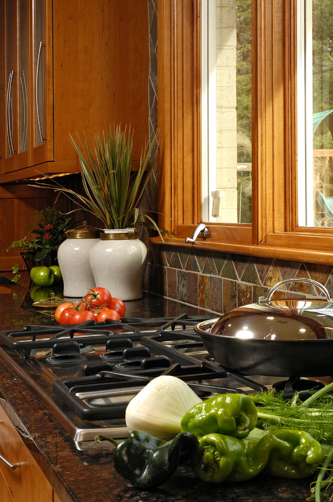 Idées déco pour une grande cuisine ouverte craftsman en U et bois brun avec un évier encastré, un placard à porte shaker, un plan de travail en granite, une crédence multicolore, une crédence en carrelage de pierre, un électroménager en acier inoxydable, un sol en bois brun et îlot.