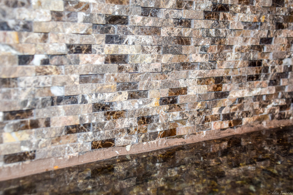 Exempel på ett mellanstort eklektiskt kök, med granitbänkskiva, stänkskydd i glaskakel, rostfria vitvaror, en nedsänkt diskho, luckor med upphöjd panel, beige skåp, stänkskydd med metallisk yta, klinkergolv i keramik och en halv köksö