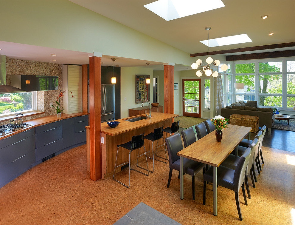 Exempel på ett modernt kök med öppen planlösning, med en undermonterad diskho, släta luckor, blå skåp, träbänkskiva, flerfärgad stänkskydd och rostfria vitvaror