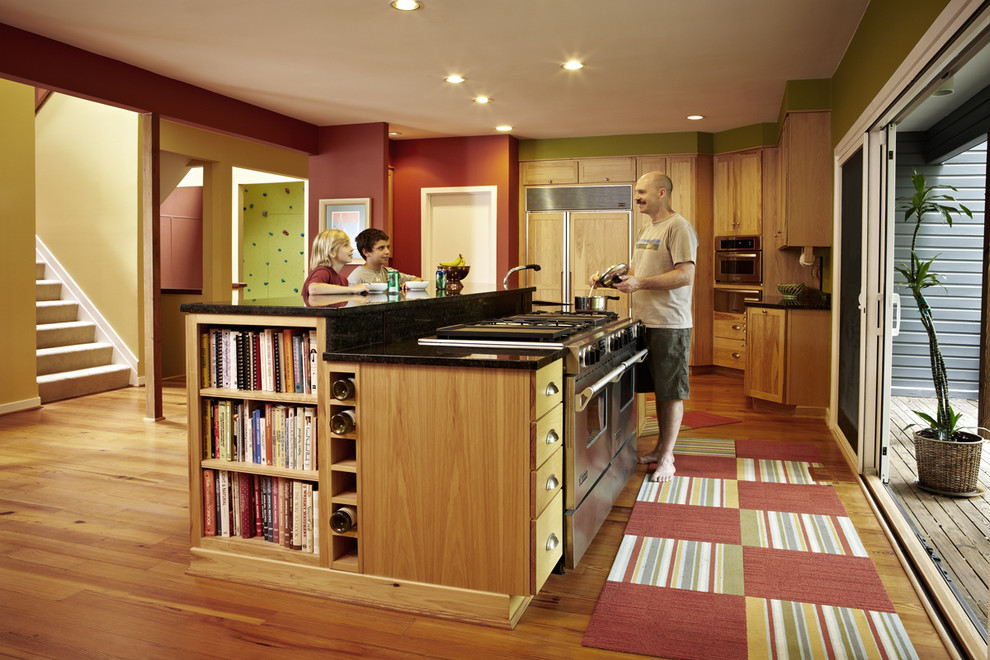 Стильный дизайн: кухня в стиле неоклассика (современная классика) с светлыми деревянными фасадами - последний тренд