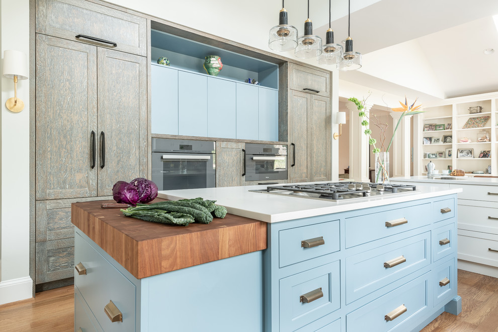 ワシントンD.C.にある高級な広いトランジショナルスタイルのおしゃれなキッチン (シェーカースタイル扉のキャビネット、青いキャビネット、木材カウンター、青いキッチンパネル、セラミックタイルのキッチンパネル、パネルと同色の調理設備) の写真