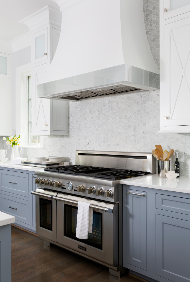 ワシントンD.C.にある広いトランジショナルスタイルのおしゃれなキッチン (アンダーカウンターシンク、落し込みパネル扉のキャビネット、青いキャビネット、クオーツストーンカウンター、グレーのキッチンパネル、モザイクタイルのキッチンパネル、シルバーの調理設備、濃色無垢フローリング、茶色い床、白いキッチンカウンター) の写真