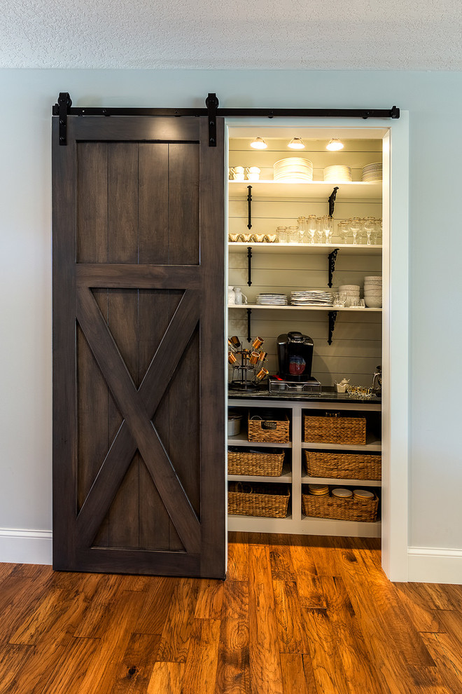 Design ideas for a small traditional kitchen pantry in Chicago.