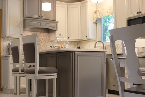 Gray and white "greige" kitchen pairings