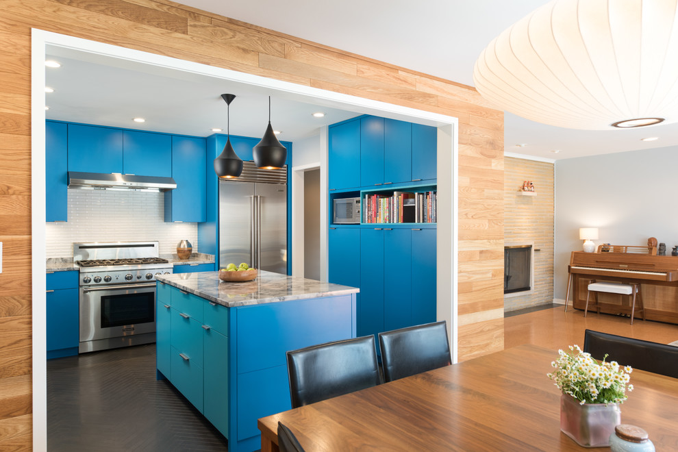 シカゴにあるコンテンポラリースタイルのおしゃれなキッチン (フラットパネル扉のキャビネット、青いキャビネット、白いキッチンパネル、シルバーの調理設備、グレーの床、グレーのキッチンカウンター) の写真