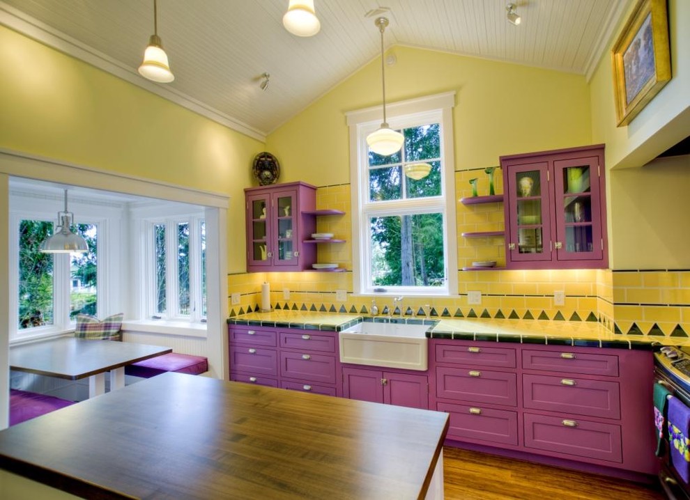 Diseño de cocina ecléctica con fregadero sobremueble, armarios estilo shaker, encimera de azulejos, salpicadero amarillo y salpicadero de azulejos tipo metro