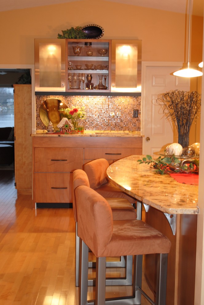Klassisk inredning av ett mellanstort kök, med en rustik diskho, släta luckor, skåp i mellenmörkt trä, granitbänkskiva, brunt stänkskydd, stänkskydd i mosaik, integrerade vitvaror, ljust trägolv och en halv köksö