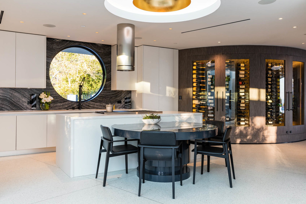 Moderne Küche mit flächenbündigen Schrankfronten, weißen Schränken, Küchenrückwand in Grau, Kücheninsel und weißem Boden in Los Angeles