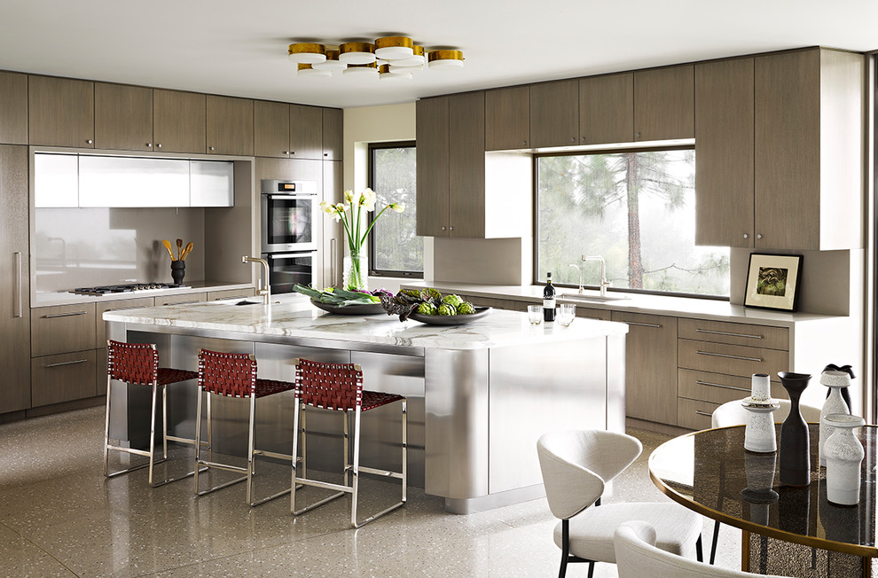 Immagine di una cucina design con ante lisce, ante in legno bruno, pavimento grigio e top bianco