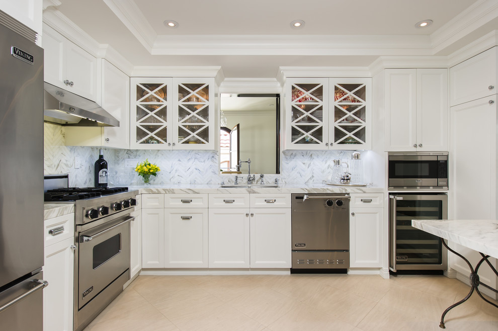 ロサンゼルスにあるトラディショナルスタイルのおしゃれなL型キッチン (白いキッチンパネル、石タイルのキッチンパネル) の写真