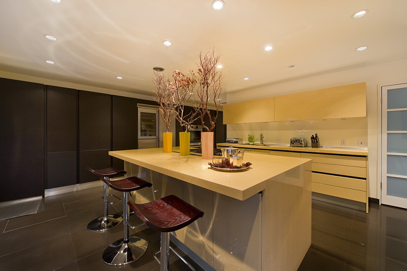 Idee per una cucina minimalista con ante lisce, ante in legno chiaro, top in superficie solida e pavimento in linoleum
