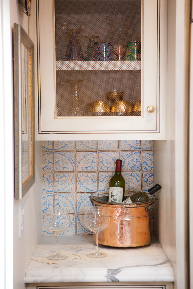 Foto di un cucina con isola centrale mediterraneo di medie dimensioni con top in marmo, paraspruzzi blu e paraspruzzi con piastrelle in ceramica