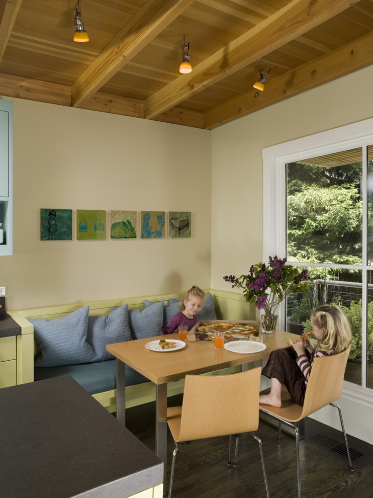 Eklektische Wohnküche mit grünen Schränken in San Francisco