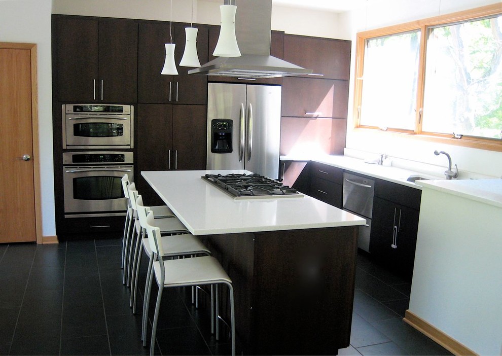Bild på ett mellanstort funkis kök, med en undermonterad diskho, släta luckor, skåp i mörkt trä, bänkskiva i kvarts, rostfria vitvaror, klinkergolv i porslin och en köksö