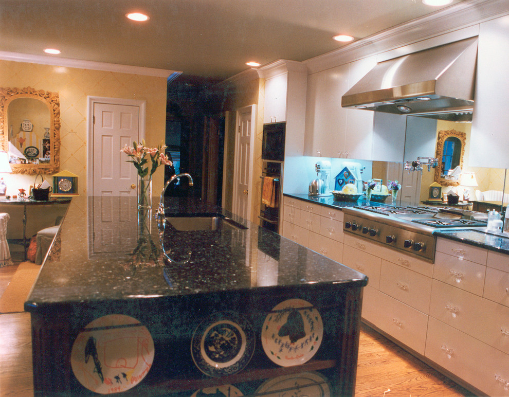 Esempio di una cucina lineare boho chic chiusa con lavello sottopiano, ante bianche, top in granito e elettrodomestici in acciaio inossidabile