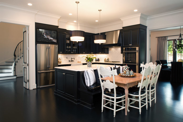 Bild på ett eklektiskt kök, med en rustik diskho, luckor med profilerade fronter, svarta skåp, marmorbänkskiva, vitt stänkskydd, stänkskydd i keramik, rostfria vitvaror, målat trägolv och en köksö